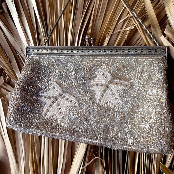 Vintage Beaded Purse Silver and White Clambshell with Chain Mid-Century - Picture 2 of 5